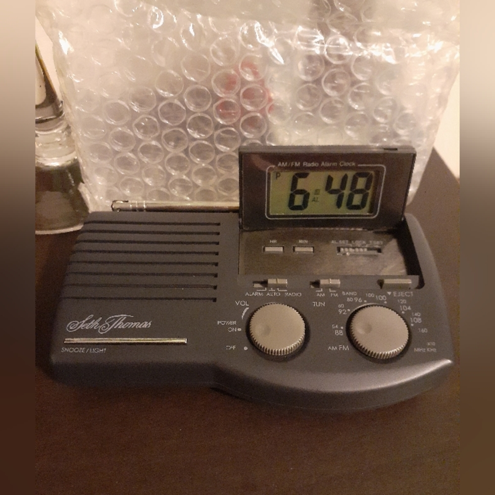 Seth Thomas Cordless Travel Clock Radio.